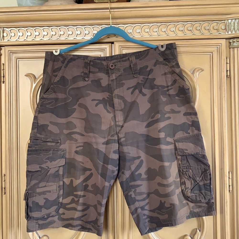 Blue Crown Men’s camouflage cargo shorts  guc 36”